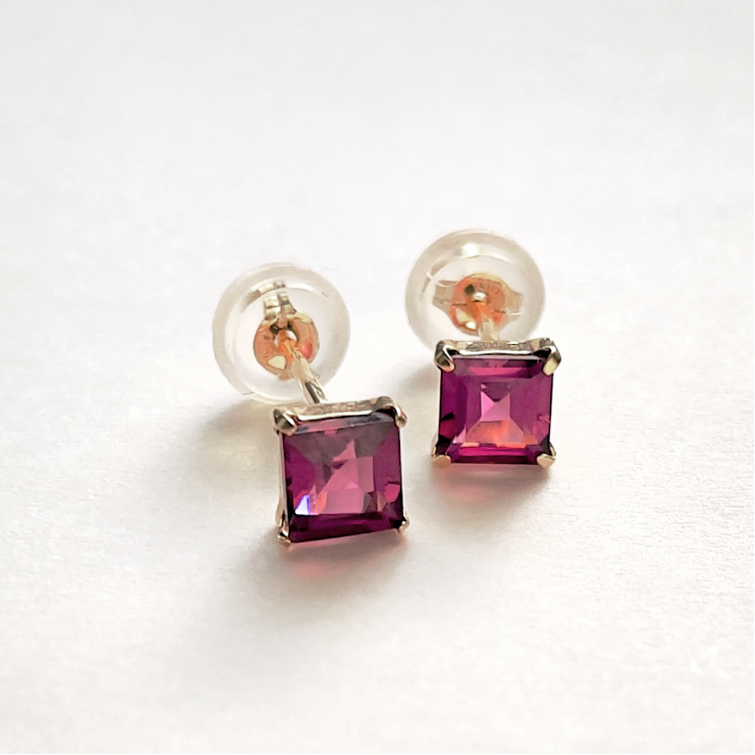 ロードライトガーネット　スクエアカット　スタッドピアス