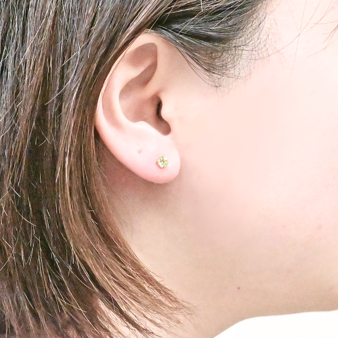 ペリドット 　ラウンドカット　スタッドピアス　 K18YG
