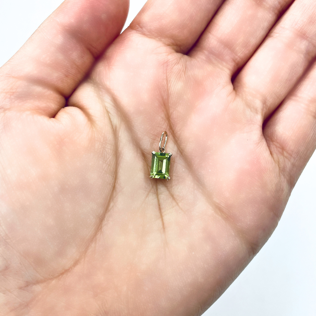 ペリドット　スクエアカット　ペンダントトップ　K10YG